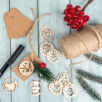 Streu-Deko, Holz, Baumschmuck, 8 Designs, 7x 7 Stück, 1x 14 Stück 1,6mm stark, natur, 63 Teile