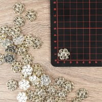 Premium-Schmucksteine, Zierblüte 4, Ø 1,9cm, hellgold, Glaskristallen, 40 Stück